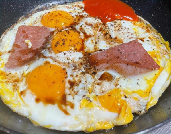 Được biết đến là người đàn ông đa tài, yêu vợ, đây không phải lần đầu danh hài Trấn Thành nấu ăn cho bà xã.