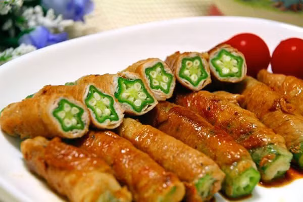 Đậu bắp có nhiều tên gọi khác nhau như đậu sừng dê, đậu cà phê. Nó là một trong những thực phẩm ngày càng trở nên phổ biến. Được ưa chuộng vì giá trị dinh dưỡng, tác dụng của đậu bắp thực sự tuyệt vời.