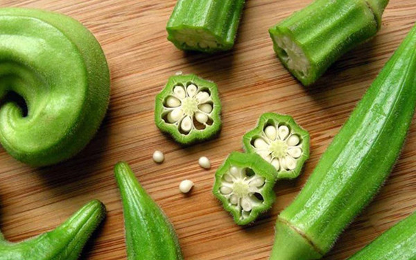 Giảm mệt mỏi. Đậu bắp chứa một loại chất lỏng sền sệt gồm các thành phần arabinan, galactan, rhamnan, protein , canxi oxalat… Ăn loại quả được ví như sâm của người nghèo này thường xuyên giúp tiêu hóa tốt, giảm mỏi mệt và tăng cường thể lực.