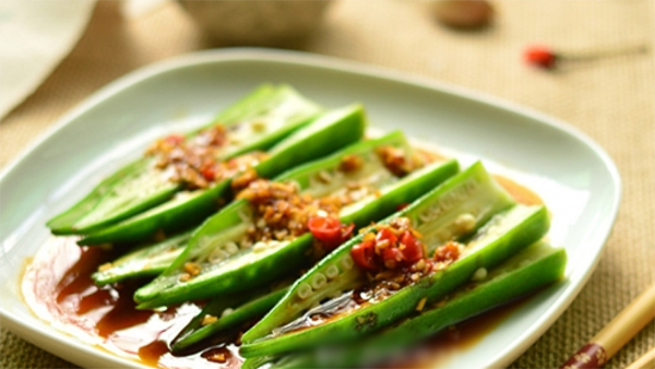 Bổ sung canxi. Đậu bắp không chỉ có hàm lượng canxi tương đương sữa tươi mà còn tồn tại dưới dạng hữu cơ. Nhờ vậy, tỷ lệ hấp thu canxi từ đậu bắp cao hơn sữa rất nhiều.