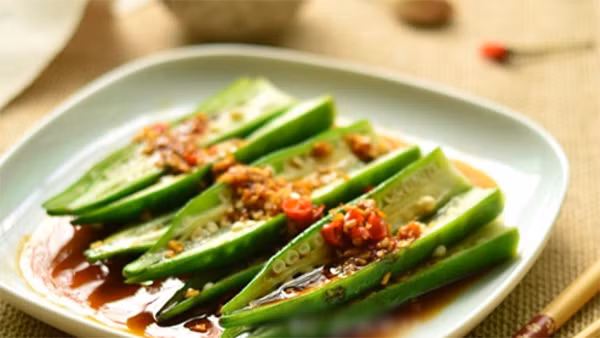 Bổ sung canxi. Đậu bắp không chỉ có hàm lượng canxi tương đương sữa tươi mà còn tồn tại dưới dạng hữu cơ. Nhờ vậy, tỷ lệ hấp thu canxi từ đậu bắp cao hơn sữa rất nhiều.