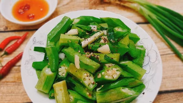 Giảm cân. Đậu bắp rất giàu protein, canxi, photpho, có chất lượng đạm cao, dinh dưỡng cao, ít béo, ít calo, không chứa cholesterol. Do vậy, đậu bắp rất được ưu ái trong thực đơn giảm cân của chị em.