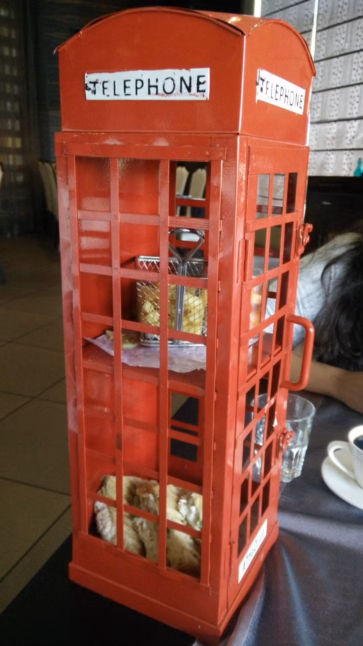 Đồ ăn được nhét vào mô hình hộp điện thoại?