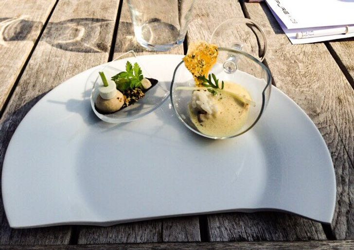 Lành làm gáo, vỡ làm muôi, còn cốc ly vỡ thì làm đồ trang trí cho khách.