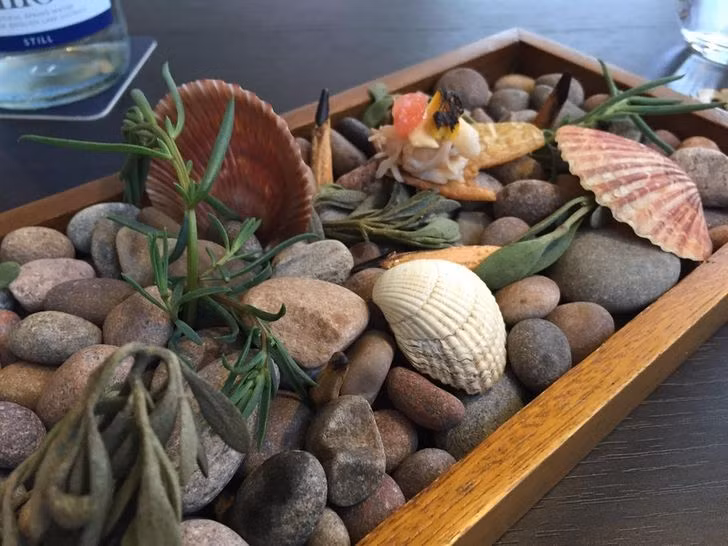 Hẳn khách hàng sẽ có cảm giác đi tìm kho báu khi tìm mãi không biết đâu là món ăn của mình.