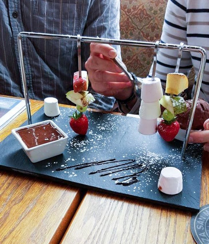 Hẳn chủ quán đang say rượu khi nghĩ ra mẫu thiết kế kẹo bông này.