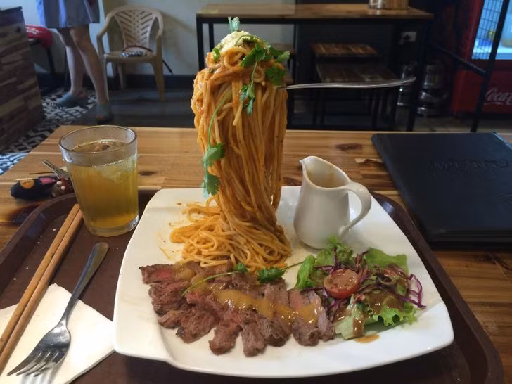 Ông tổ của món mỳ bay, chỉ không hiểu thực khách sẽ ăn theo cách nào.