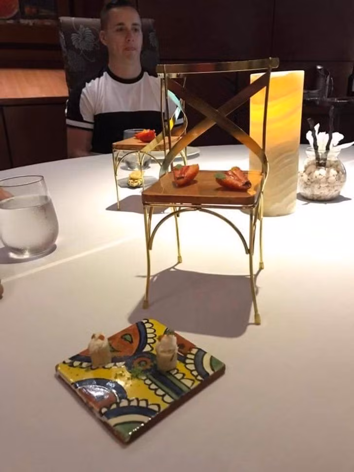 Tất cả chỉ để trang trí cho một quả dâu bổ đôi?