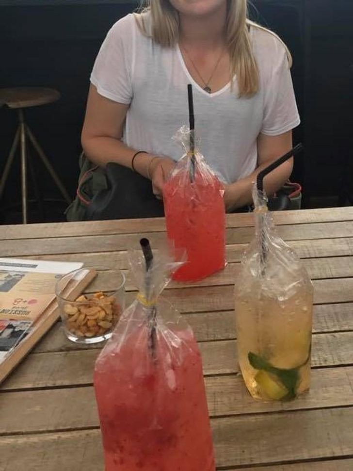 Phục vụ cocktail tiêu chuẩn 5 sao.