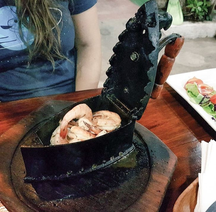 Chiếc bàn là cổ xưa đã được tái xử dụng với mục đích cao cả cho ẩm thực.