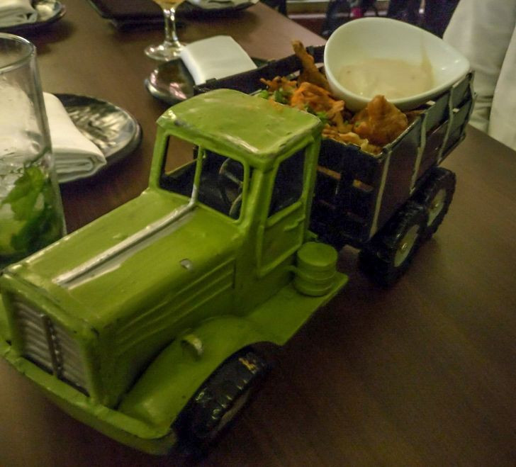 Có hẳn một chiếc xe tải sẽ phục vụ đồ ăn cho bạn.