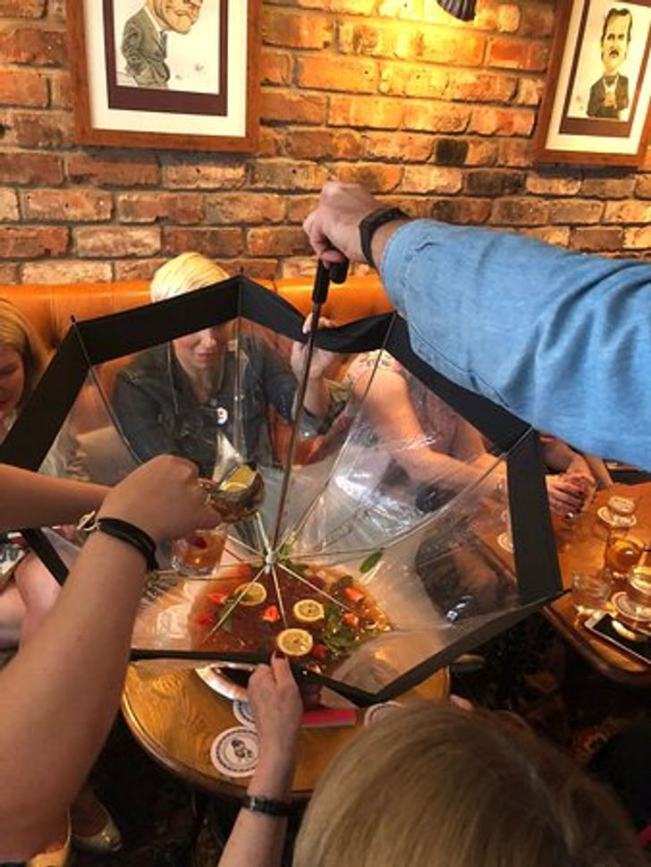 Món đồ uống được phục vụ trong một chiếc ô.