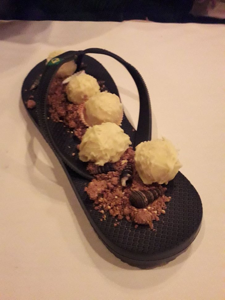 Ý tưởng trang trí món ăn thảm họa khi đặt đồ ăn lên chiếc dép tông. Liệu có ai nghi ngờ đầu bếp hết đĩa, nhưng chân vẫn còn dép tông?