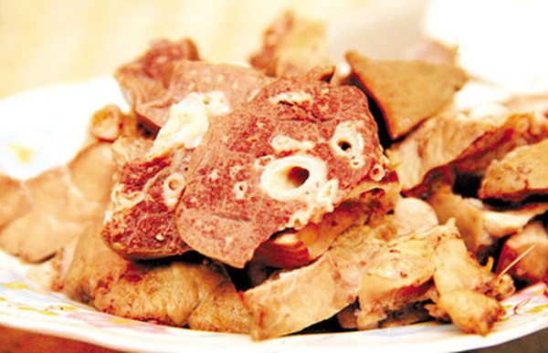 Phổi cũng là bộ phận rất khó làm sạch. Cấu tạo của chúng rất phức tạp. Lau chùi bằng cách thông thường khó có thể loại bỏ hết vết bẩn bám vào trong quá trình giết mổ. Mặt khác, phổi còn được đánh giá là bộ phận nặng mùi nhất ở lợn. Quá trình chế biến không kỹ, món ăn sẽ rất khó nuốt.