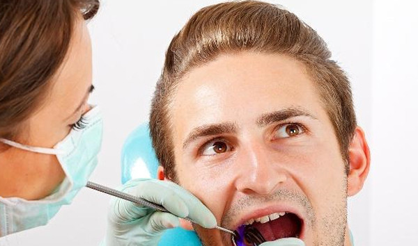 2 thứ "phình to" báo hiệu lão hóa – khoảng cách giữa các răng lớn hơn. Soi gương, nếu thấy khoảng cách giữa các răng bị hở nhiều thì đừng nghĩ đây là hiện tượng tự nhiên. Thực chất, nó là dấu hiệu cơ thể đang lão hóa mạnh mẽ.