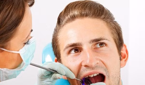 2 thứ "phình to" báo hiệu lão hóa – khoảng cách giữa các răng lớn hơn. Soi gương, nếu thấy khoảng cách giữa các răng bị hở nhiều thì đừng nghĩ đây là hiện tượng tự nhiên. Thực chất, nó là dấu hiệu cơ thể đang lão hóa mạnh mẽ.