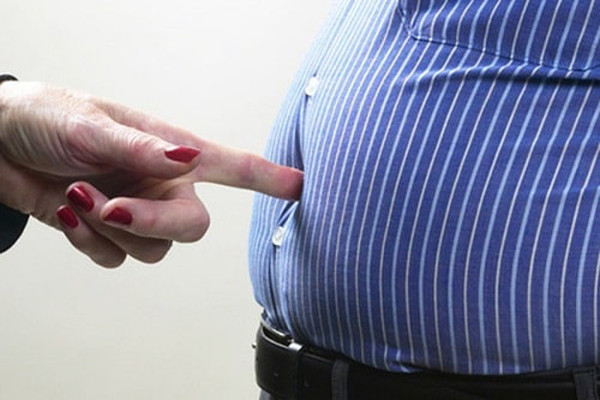 Vòng bụng to. Theo năm tháng, vòng eo sẽ tăng lên dù bạn không hề thay đổi thói quen ăn uống. Nguyên nhân bởi quá trình lão hóa thường đi kèm với sự hao hụt đáng kể các hormone, trong đó có hormone tăng trưởng, estrogen, progesterone, testosterone và hai hormone tuyến giáp.