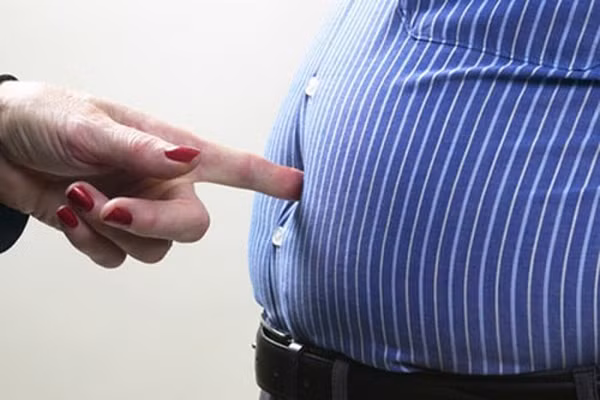 Vòng bụng to. Theo năm tháng, vòng eo sẽ tăng lên dù bạn không hề thay đổi thói quen ăn uống. Nguyên nhân bởi quá trình lão hóa thường đi kèm với sự hao hụt đáng kể các hormone, trong đó có hormone tăng trưởng, estrogen, progesterone, testosterone và hai hormone tuyến giáp.