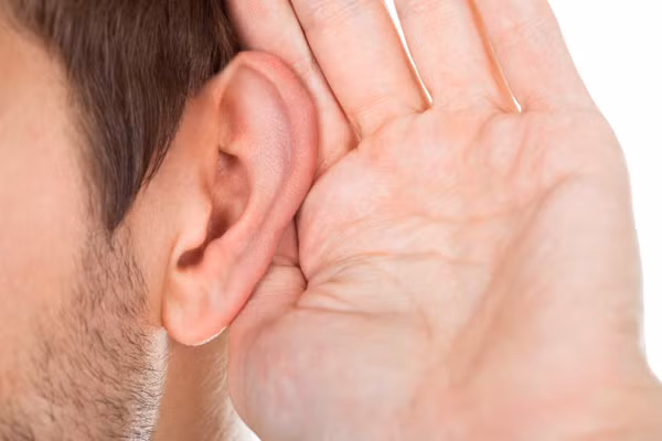 Bên cạnh đó, chuyên gia cho biết nam giới trên 45 tuổi thận khí sẽ suy giảm đáng kể. Thận khí không đủ sẽ ảnh hưởng đến kinh mạch thận. Trung y cho rằng thận có mối liên hệ với tai. Khi chức năng thận suy giảm, sức khỏe nam giới, thính lực của người đó cũng giảm dần.