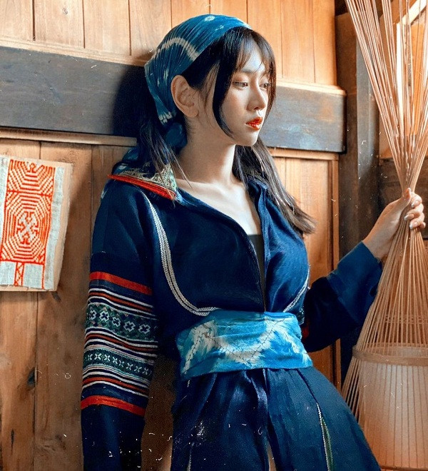 Sau khi gây tranh cãi, Lê Bống phải nhanh tay gỡ ảnh. Thay vào đó, cô đăng bức ảnh khác cùng trang phục, bối cảnh lẫn cách tạo dáng song kín đáo hơn.