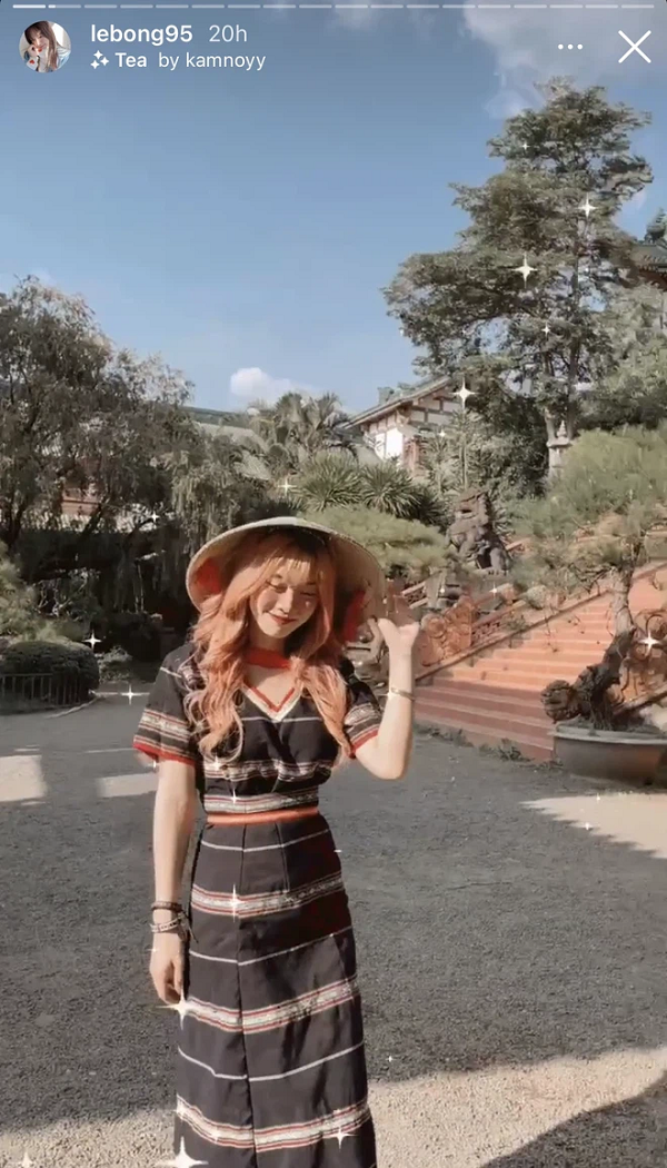 Trước đó không lâu, cô từng gây tranh cãi khi mặc váy thổ cẩm cắt xẻ, tạo dáng phản cảm trong lúc đang ở chùa.
