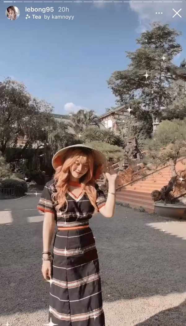 Trước đó không lâu, cô từng gây tranh cãi khi mặc váy thổ cẩm cắt xẻ, tạo dáng phản cảm trong lúc đang ở chùa.