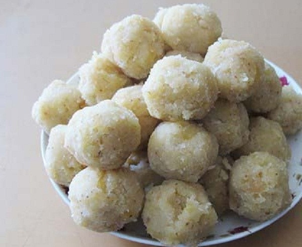 Kết hợp dừa sợi với đậu xanh nấu chín giã nhuyễn cùng với đường và gừng để tạo hương vị riêng có của bánh ít lá gai Bình Định.