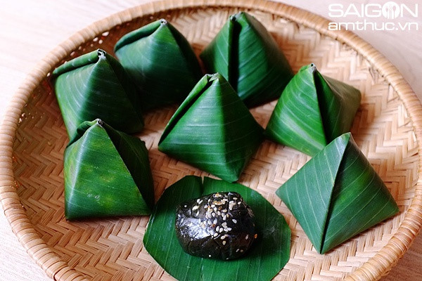 Quả thực, để có được thứ bánh mang đậm hương vị đất trời như vậy thì khâu chế biến vô cùng tỉ mỉ. Không chỉ dày công, người đứng bếp còn phải đặt cả cái tâm mình vào từng miếng bánh.