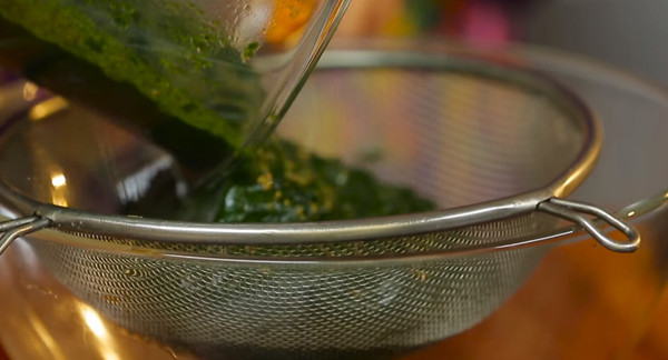 Tiếp đó, cắt nhỏ lá rồi dùng cối giã nhuyễn. Những nghệ nhân làm bánh cho biết khâu giã rất quan trọng. Nên giã bằng tay thay vì dùng máy xay sinh tố để có được phần bột ngon mịn.