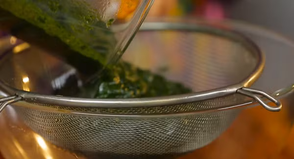 Tiếp đó, cắt nhỏ lá rồi dùng cối giã nhuyễn. Những nghệ nhân làm bánh cho biết khâu giã rất quan trọng. Nên giã bằng tay thay vì dùng máy xay sinh tố để có được phần bột ngon mịn.