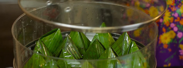 Sau khi hấp chín, bánh ít lá gai có màu xanh đen đặc trưng. Thưởng thức có vị bùi bùi của dừa, dẻo thơm của nếp, đậu xanh cùng cảm giác ngọt ngào lan tỏa.