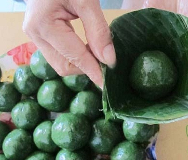 Sau khi chuẩn bị phần vỏ và nhân bánh, người làm sẽ tiến hành gói. Một chiếc bánh ít lá gai “đạt chuẩn” phải có hình tháp, đáy vuông sắc cạnh, nhọn lên tới đỉnh.