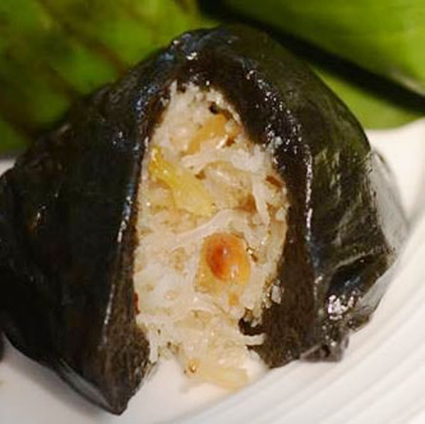 Cắn nhẹ một miếng, vị bánh ít như tan chảy trong miệng. Từ từ cảm nhận, người ăn sẽ thấy được tinh hoa của đường, thơm của nếp, béo của dầu, bùi của đậu và đâu đó mùi thơm nồng vị gừng rất dễ gây “nghiện”.