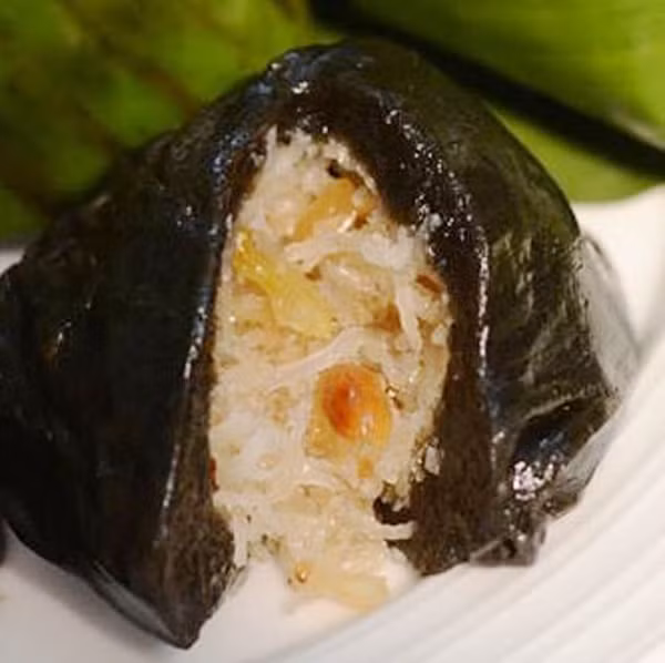 Cắn nhẹ một miếng, vị bánh ít như tan chảy trong miệng. Từ từ cảm nhận, người ăn sẽ thấy được tinh hoa của đường, thơm của nếp, béo của dầu, bùi của đậu và đâu đó mùi thơm nồng vị gừng rất dễ gây “nghiện”.