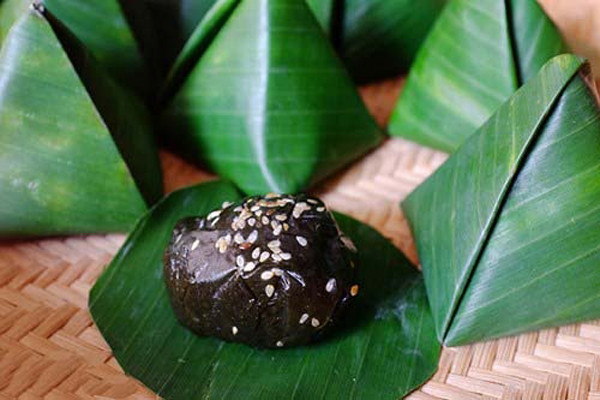 Đặc sản lạ tai bánh ít lá gai có mặt ở nhiều nơi song không đâu “vượt mặt” được loại bánh do người dân Bình Định dành cả tâm huyết làm nên. Những thực khách sành ăn cho biết, chỉ bánh ít lá gai Bình Định mới mang lại cảm giác dẻo mà không dính.