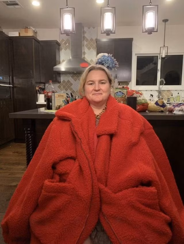 Một người mặc, hai người vừa.