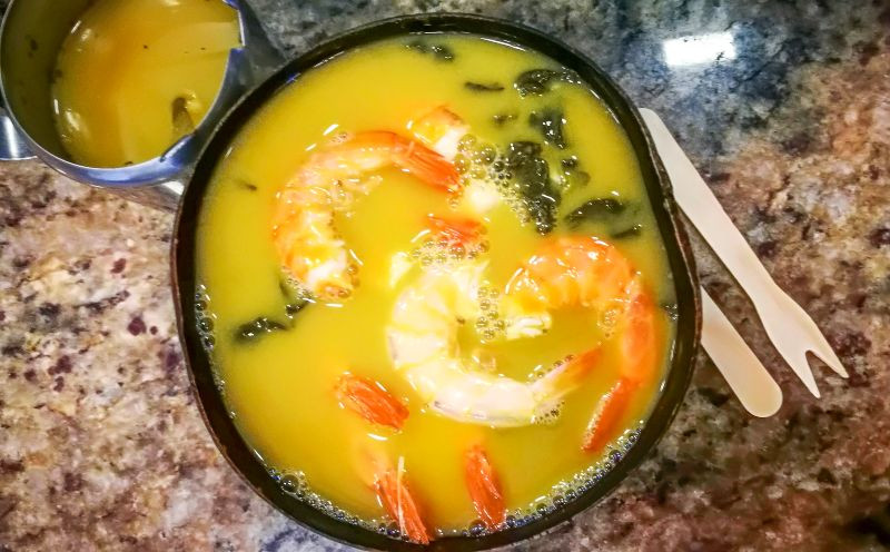 Súp cá Tacacá ở Brasil là món ăn khá đặc trưng, được rất nhiều người Brasil yêu mến, giới thiệu. Bạn sẽ thấy chúng ngon miệng cho đến khi mất sạch cảm giác, như bị gây tê, vì có lá cây jambu trong súp.