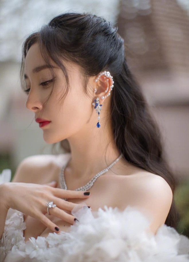 Nhìn dáng vẻ nóng bỏng của Dương Mịch, ít ai nghĩ rằng cô đã là gái một con.