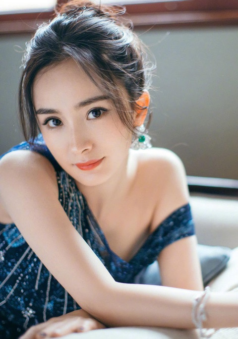 Báo chí cho rằng nữ diễn viên xuất hiện khắp các sự kiện lớn nhỏ, nhưng hơn 1 năm chưa về Hồng Kông thăm con gái.