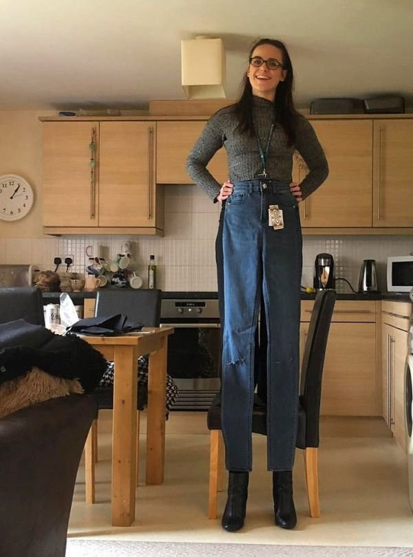 Chiếc quần dài hoàn toàn vừa vặn nếu tôi đứng trên ghế.