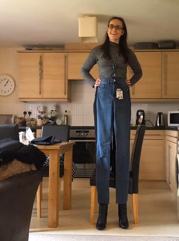 Chiếc quần dài hoàn toàn vừa vặn nếu tôi đứng trên ghế.