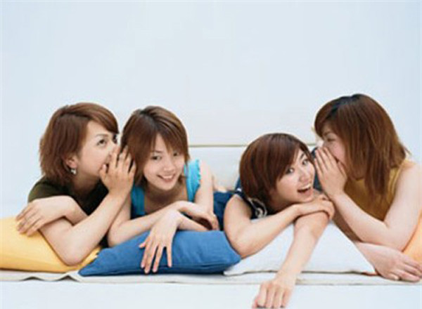 Ngoài khóc, phụ nữ còn rất nhiều cách để giải tỏa khác như tán gẫu, mua sắm... Họ sẵn sàng dùng cách đơn giản này để cân bằng cuộc sống trong khi nam giới thì không.