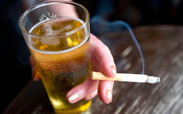 Khi đi vào cơ thể, nó sẽ làm ảnh hưởng đến chức năng hoạt động của gan, thận, dạ dày, não bộ... Đặc biệt, hấp thụ chất nicotine trong thuốc lá trong thời gian dài được ví như cách âm thầm tự “đầu độc” bản thân. Ảnh: IT