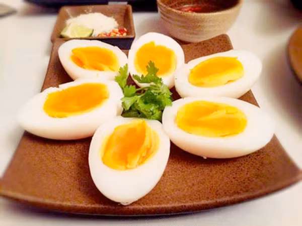  Ăn quá nhiều trứng. Trứng chứa nhiều protein và axit amin cần thiết cho cơ thể. Dù vậy, chúng ta phải kiểm soát lượng trứng ăn vào, mỗi tuần không nên ăn quá 7 quả.