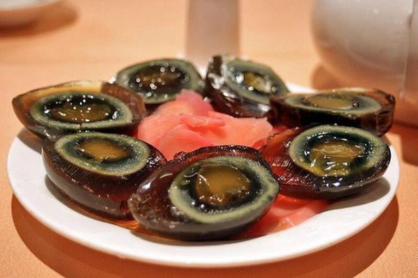 Nguyên nhân bởi quá trình sản xuất, trứng có thể nhiễm chì và các kim loại nặng. Tiêu thụ nhiều có thể dẫn đến nguy cơ nhiễm độc chì, không có lợi cho sức khỏe.