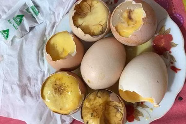 Trứng óc đậu. Trứng óc đậu là loại trứng ấp nở không thành công. Ảnh hưởng của nhiệt độ, độ ẩm, vi khuẩn... khiến phôi trứng bị hỏng. Do có hương vị đặc biệt, nhiều người e ngại song cũng có không ít người ưa thích loại trứng này.