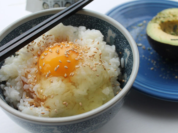 Ăn trứng sống. Nhiều người có thói quen ăn trứng sống thay vì xử lý qua nhiệt. Họ cho rằng ăn như vậy sẽ nhận được tối đa dinh dưỡng, các chất trong trứng không bị biến đổi.