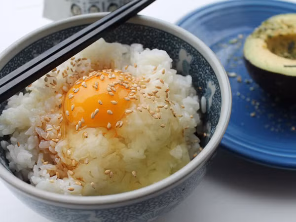 Ăn trứng sống. Nhiều người có thói quen ăn trứng sống thay vì xử lý qua nhiệt. Họ cho rằng ăn như vậy sẽ nhận được tối đa dinh dưỡng, các chất trong trứng không bị biến đổi.