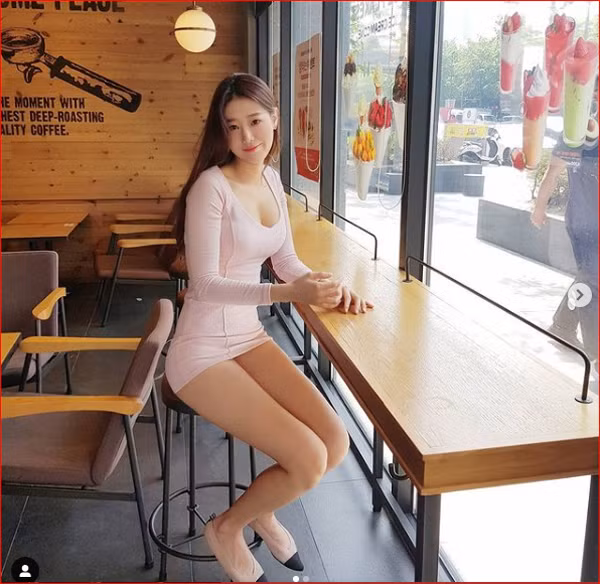 Theo dõi tài khoản Instagram, không khó để thấy cô nàng thiên về phong cách thời trang gợi cảm. Sức hút của vẻ đẹp sexy khiến hầu hết các bức ảnh Honey Hani đăng tải đều nhận về chục nghìn lượt yêu thích cùng hàng trăm bình luận.