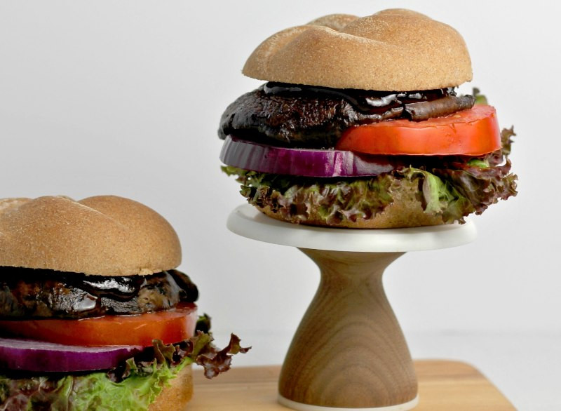 Bánh kẹp thịt lạc đà, vị giống thịt bò và hơi dai. Có lẽ điều đáng sợ hơn cả là khi bày bán ở quầy thịt tại Maroc, họ treo cùng những chiếc đầu lạc đà khổng lồ.